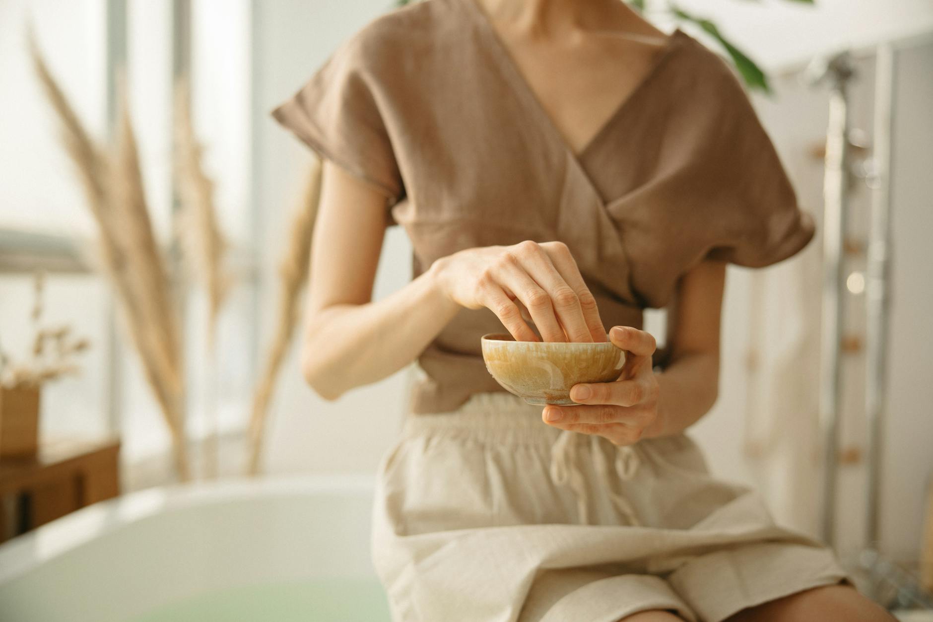 Osoba relaksująca się w domowym spa z naturalną miską zabiegową