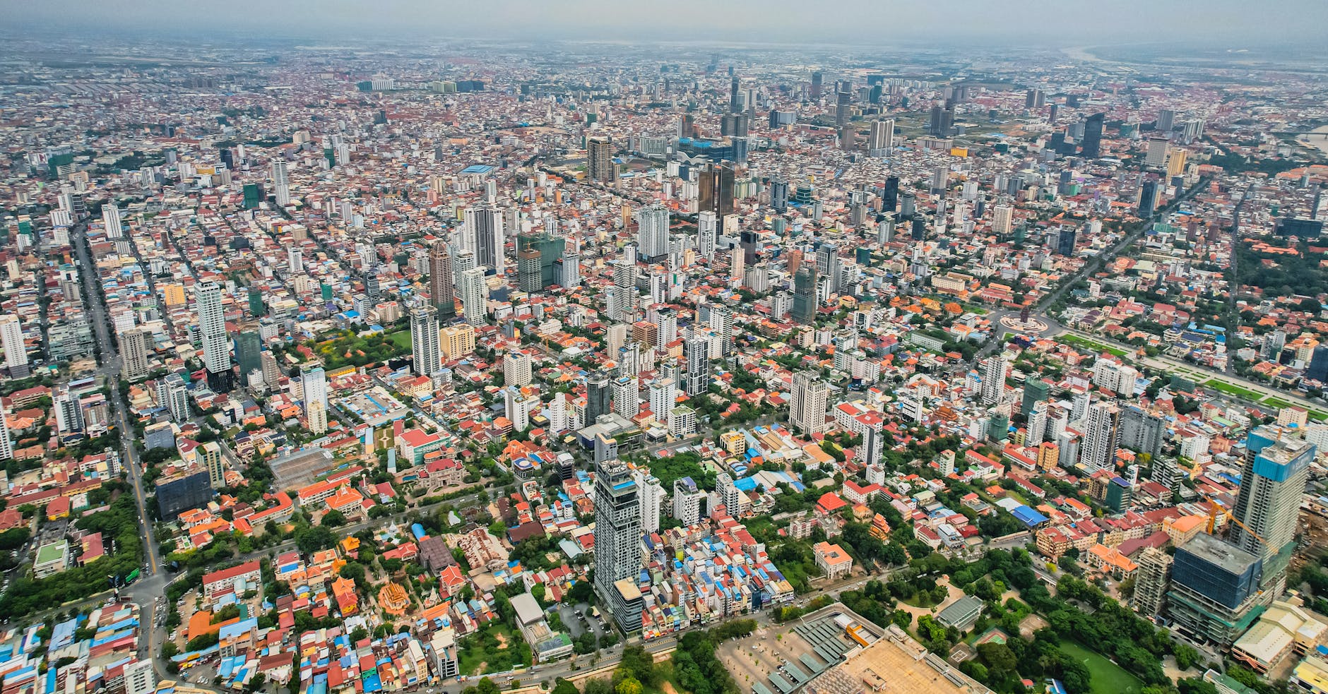 Panorama Phnom Penh z lotu ptaka z gęstą zabudową i linią wieżowców