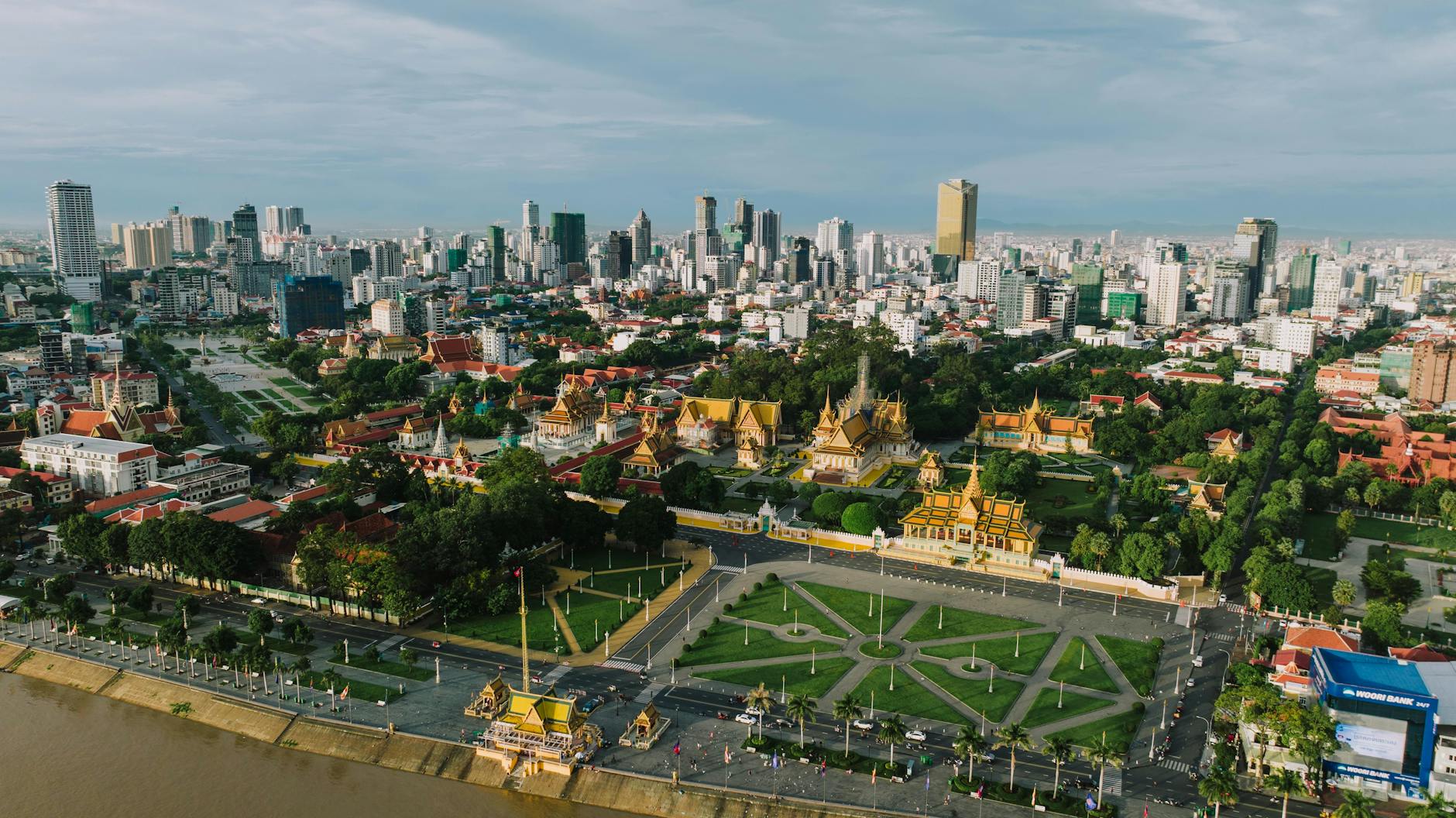 Panoramiczny widok Phnom Penh z Pałacem Królewskim i nowoczesną zabudową