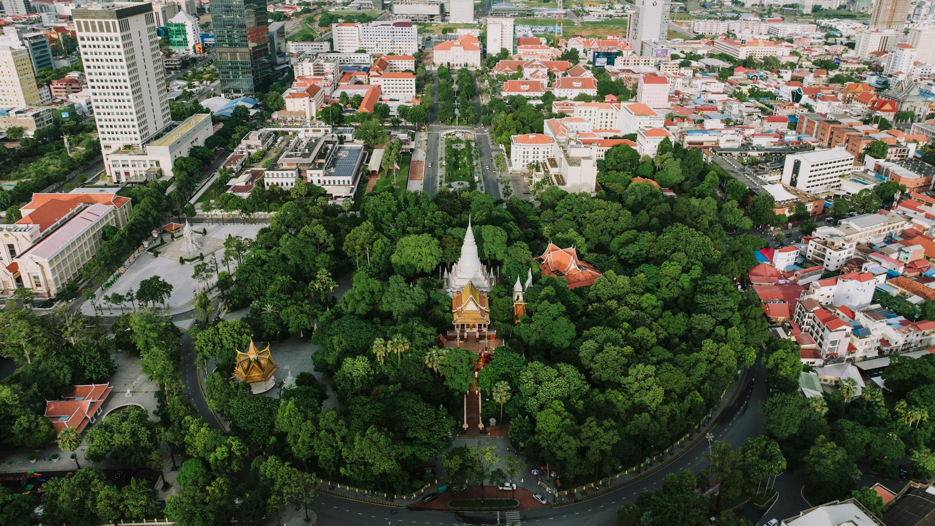 Wat Phnom z lotu ptaka pośrodku zabudowy Phnom Penh