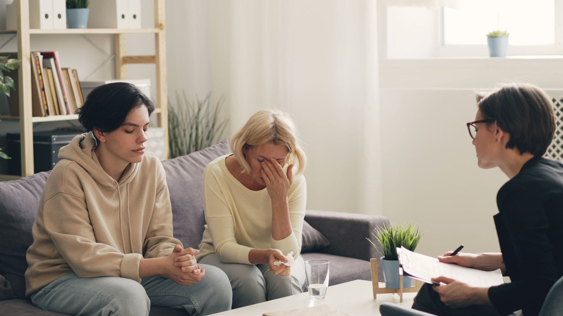 Pomoc psychologiczna w kryzysie okołoporodowym – wsparcie dla młodych mam z Rybnika Młoda mama na terapii rodzinnej z psychologiem w gabinecie