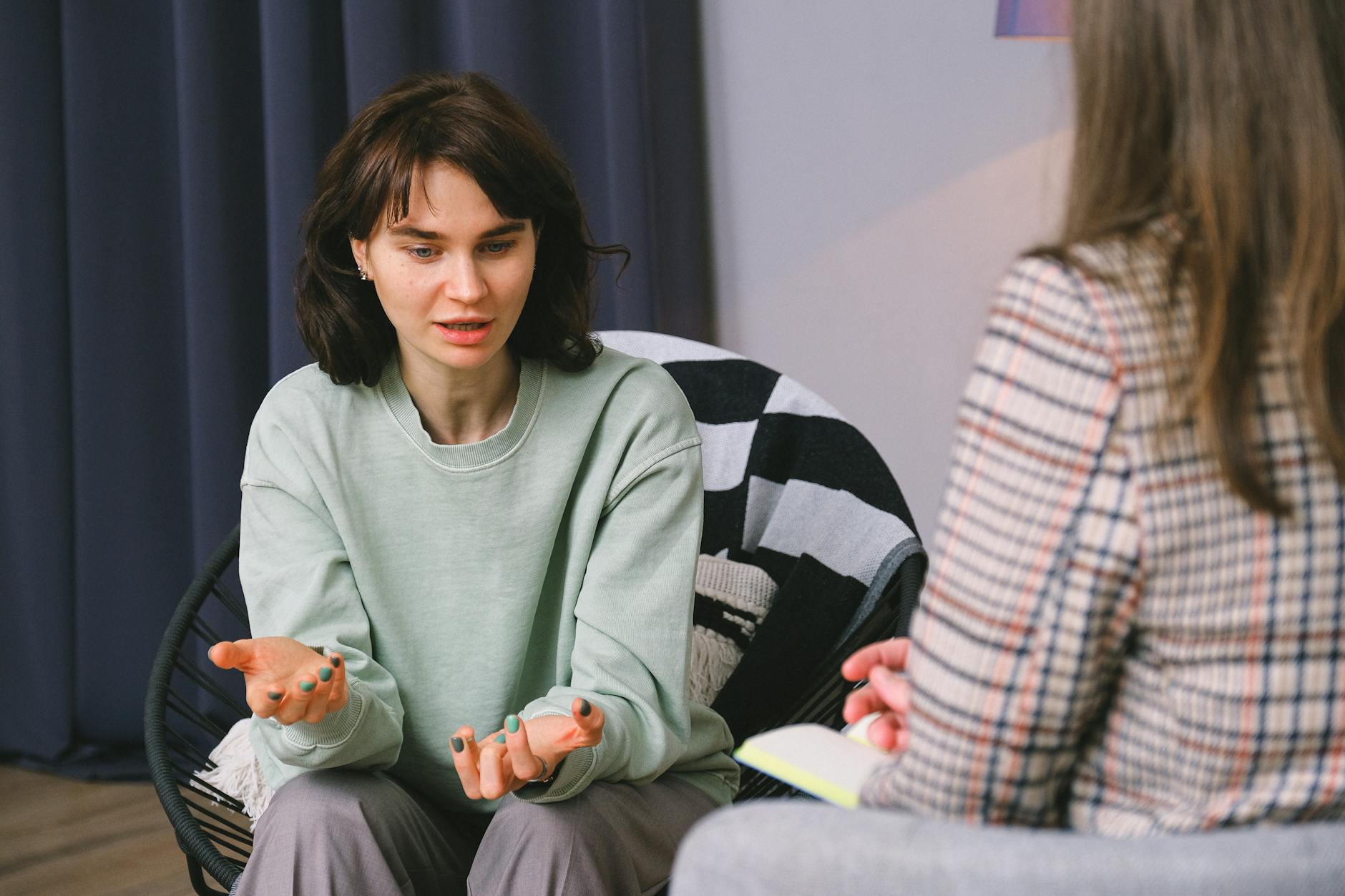 Jak odróżnić kryzys emocjonalny od zaburzenia wymagającego leczenia psychiatrycznego Pacjentka rozmawia z psychiatrą w jasnym gabinecie
