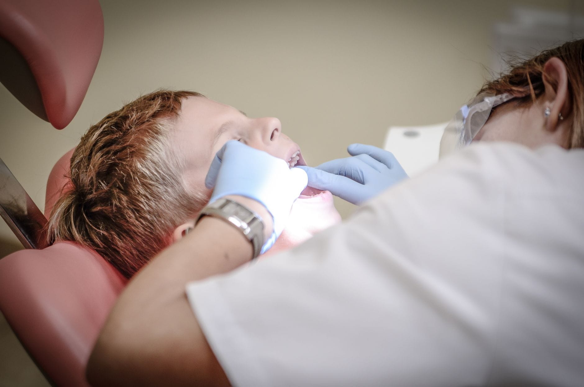 Chłopiec podczas badania zębów u dentysty w gabinecie