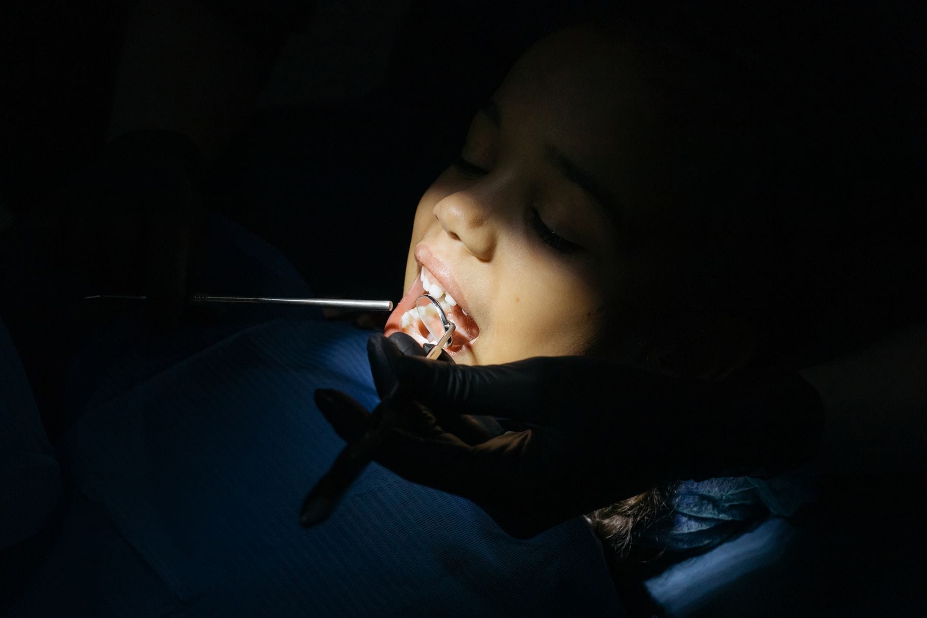 Kiedy dziecko boi się dentysty lekarza i nowych miejsc proste techniki redukcji lęku Dziecko podczas badania stomatologicznego u dentysty