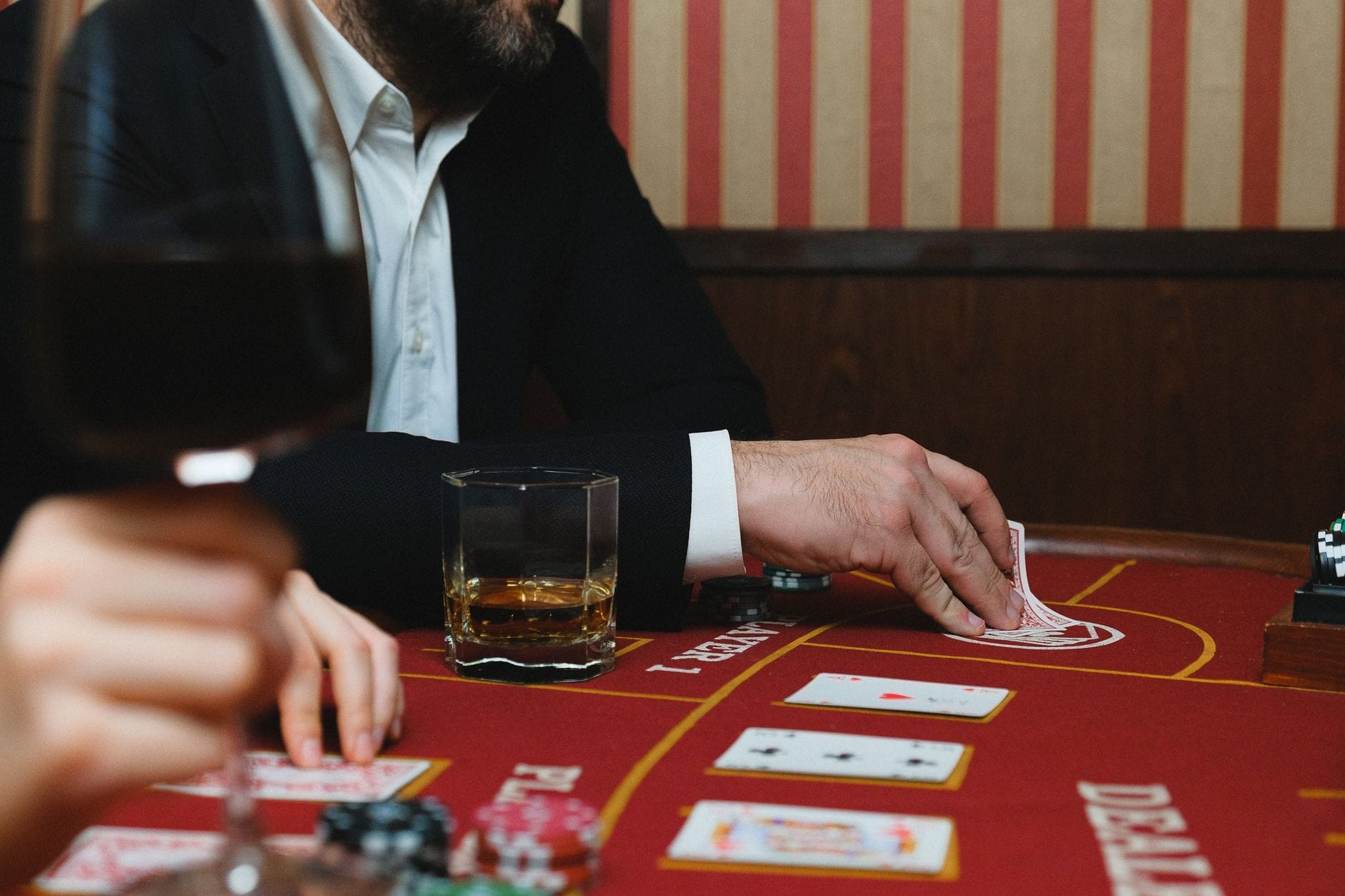 Stół kasynowy z kartami, żetonami i drinkami podczas gry
