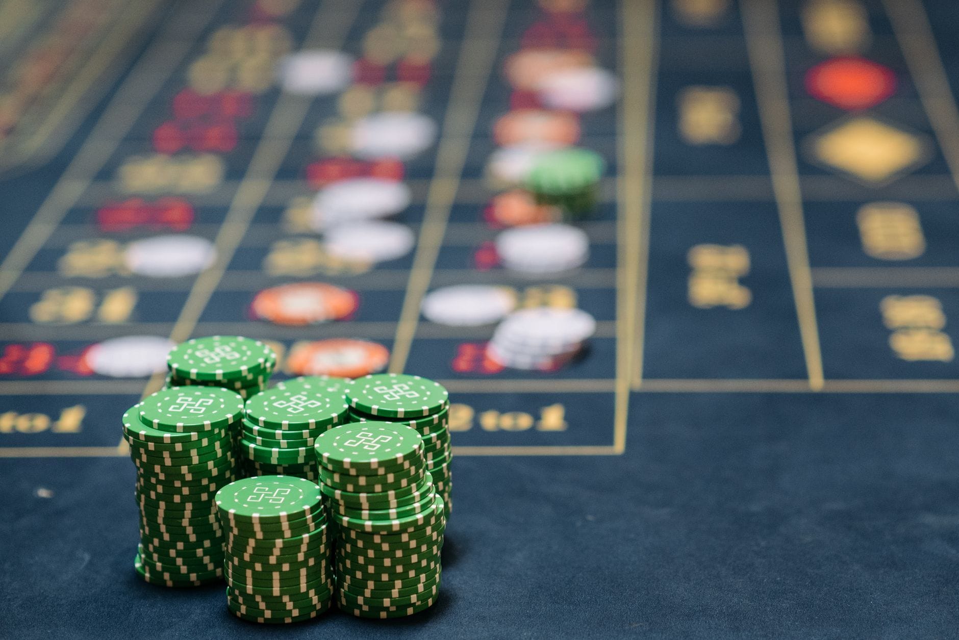 Czy łatwo w Rybniku wpaść w uzależnienie od hazardu i gdzie zgłosić się po pomoc Stos zielonych żetonów pokerowych na stole w kasynie w Rybniku