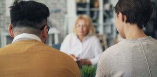 Para podczas konsultacji z terapeutą dotyczącej problemów w relacji